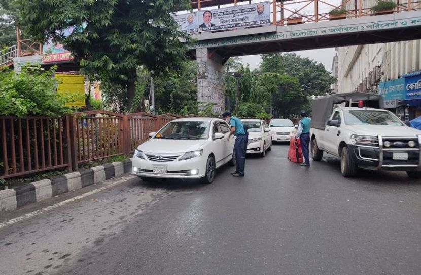 নানা ছুঁতোয় বের হচ্ছে মানুষ