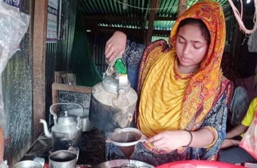 এক হাতে কেটলি অন্য হাতে বই