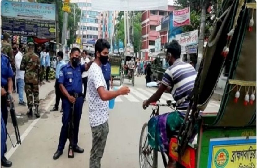 অভিনব শাস্তি তরুণের মাস্ক কিনে বিতরণ 