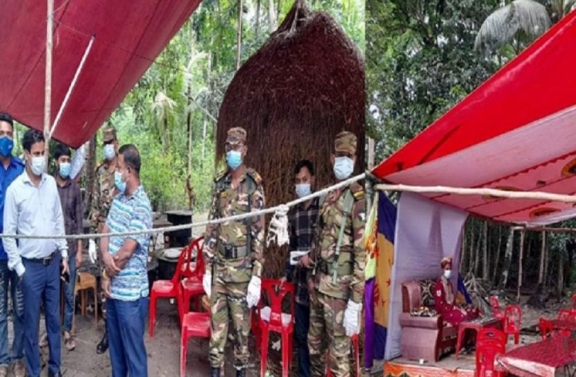 সেনাসদস্যদের দেখেই দিগ্বিদিক ছোটাছুটি, একা বসে বর