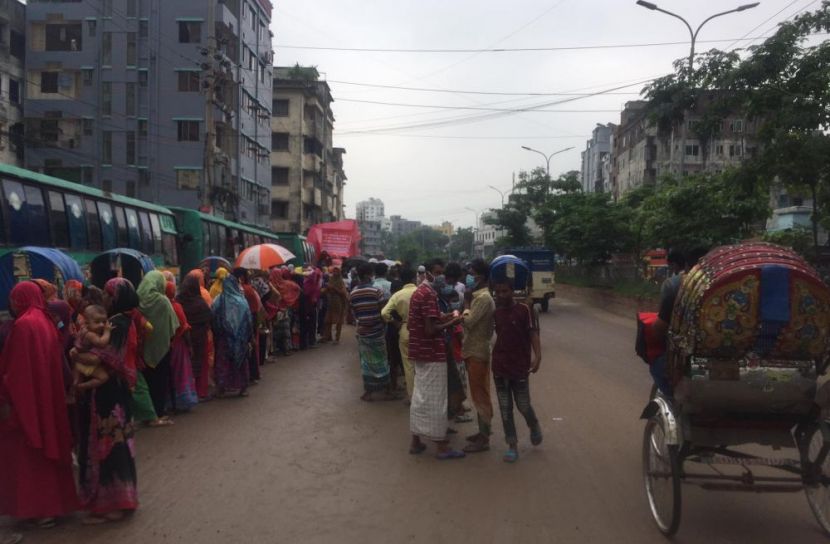 রাজধানীর মোহাম্মদপুরে পণ্য বিক্রি করছে টিসিবির ট্রাক সেল -ছবি আহমেদ রাজু