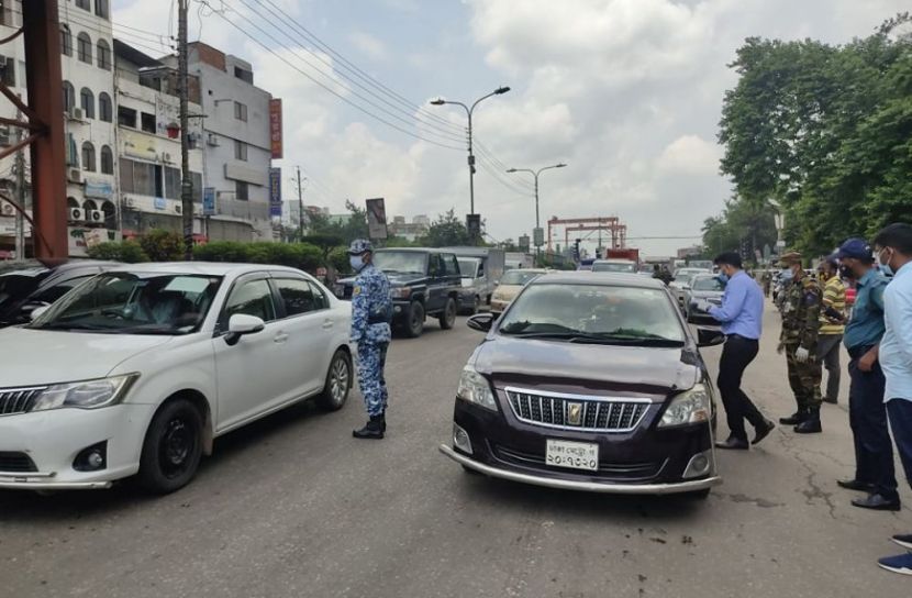 কঠোর লকডাউনেও রাজধানীর বনানীর সড়কে যানজট -ছবি: সান নিউজ
