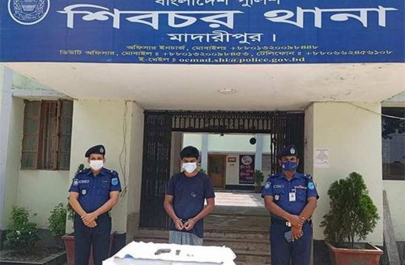 মাদারীপুরে অস্ত্র-গুলিসহ যুবক গ্রেফতার
