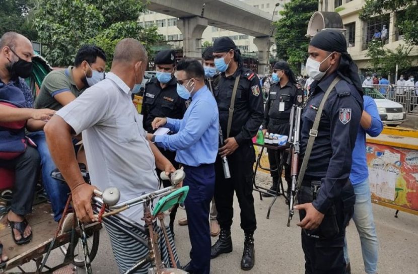 শাহবাগে র‌্যাবের ভ্রাম্যমাণ অভিযান 