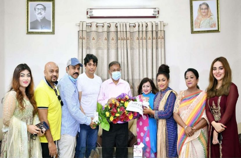 তথ্যমন্ত্রীকে শিল্পীদের ফুলেল শুভেচ্ছা