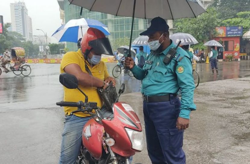 কঠোর লকডাউনে রাজধানীর একটি সড়কে চলাচল নিয়ন্ত্রণে কাজ করছে পুলিশ  -ছবি: সান নিউজ