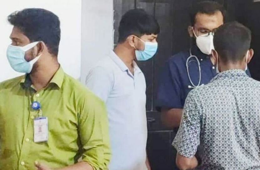 কোয়ারেন্টিনে না থেকে রোগী দেখছেন ডাক্তার