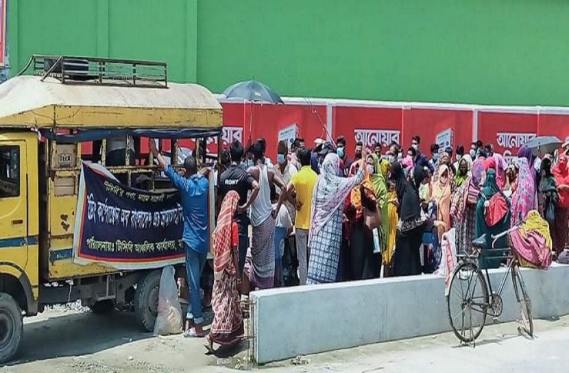 জামালপুরে টিসিবির পণ্য বিক্রি, স্বাস্থ্যবিধি উপেক্ষিত