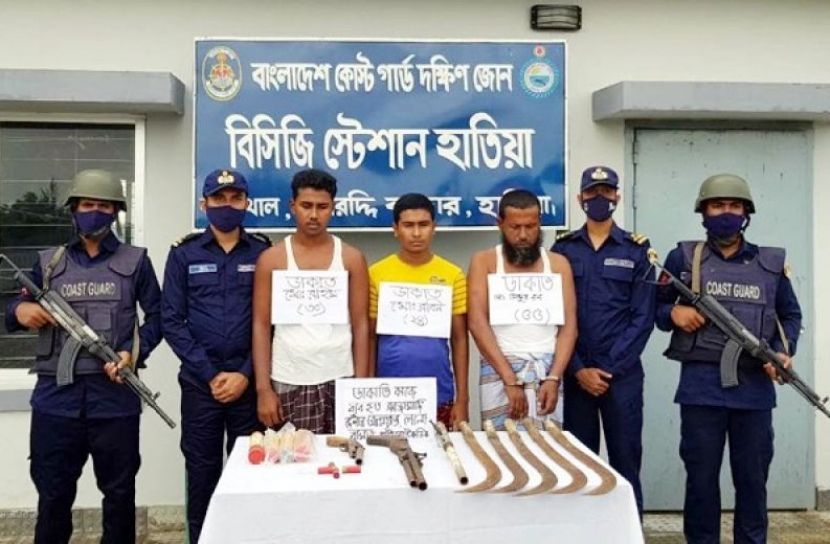 নোয়াখালীতে তিন জলদস্যু আটক