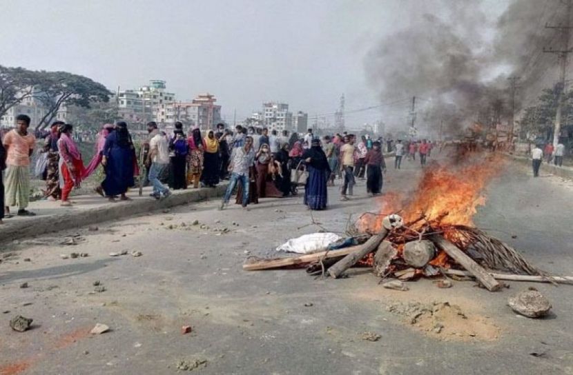 পুলিশ-শ্রমিক ধাওয়া পাল্টা ধাওয়া, রূপগঞ্জে- আগুন
