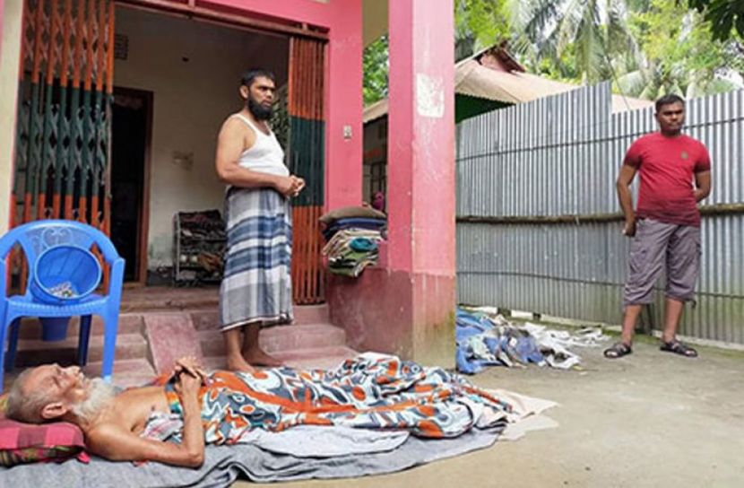 পিতাকে ঘরের বাইরে ফেলে রাখলো সন্তানরা