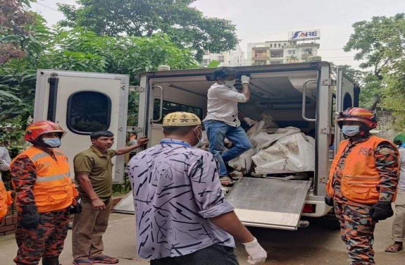 ফ্রিজের সংকট, লাশগুলোতে পচনের শঙ্কা