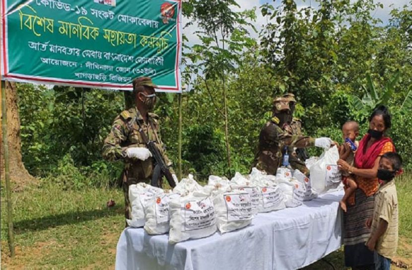 খাগড়াছড়িতে সেনাবাহিনীর সহায়তা প্রদান 