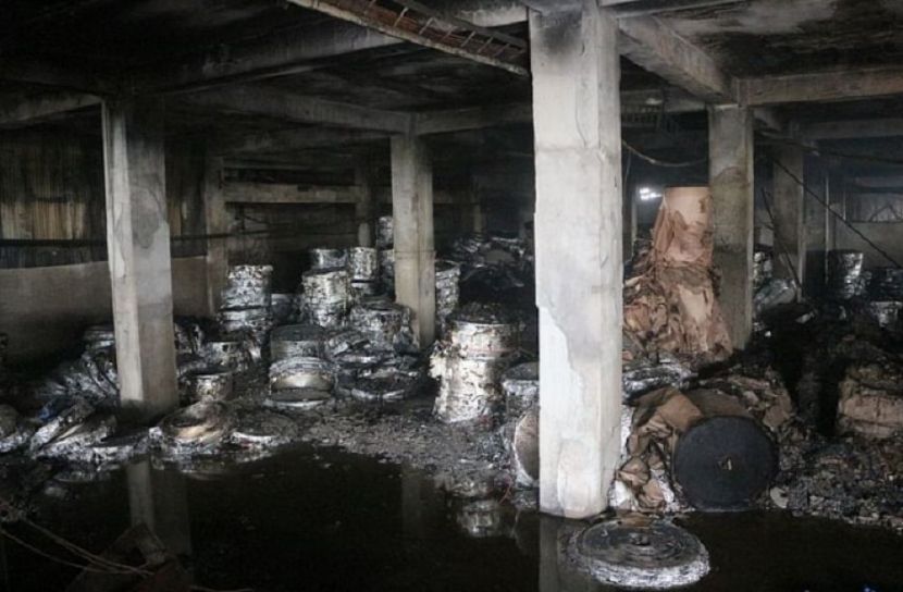 পুরোপুরি নিভেছে আগুন, রাতভর চলবে লাশের খোঁজ
