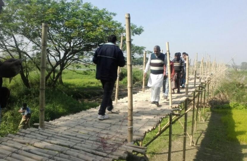 বাঁশের সাঁকো, গ্রামবাসীর ভরসা 