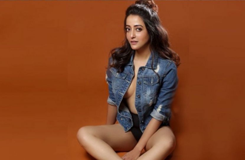 উষ্ণতা ছড়াচ্ছেন রাইমা