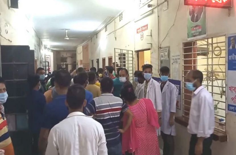 হাসপাতালে দুর্বৃত্তদের ভাঙচুর