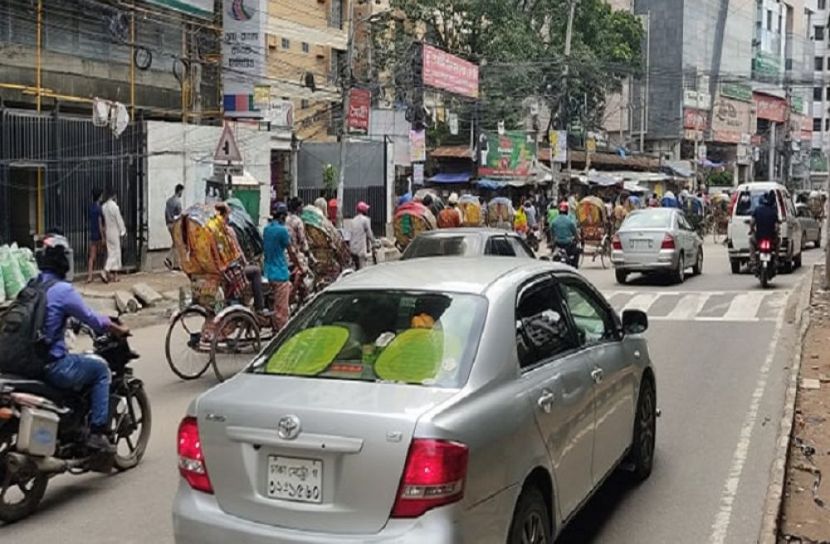 গণপরিবহন ছাড়া সবই চলছে সড়কে
