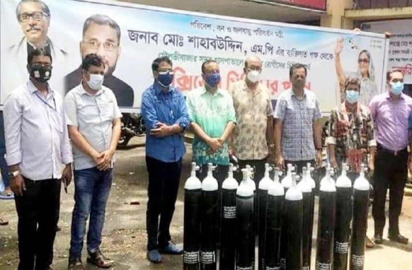 মৌলভীবাজারে অক্সিজেন সিলিন্ডার দিলেন পরিবেশমন্ত্রী