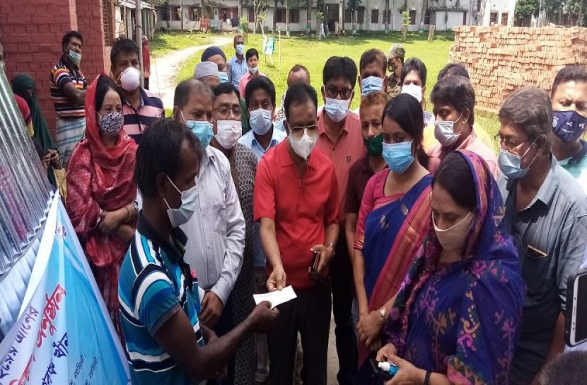 নরসিংদীরে ২৫ পরিবার পেল ঢেউটিন ও নগদ অর্থ