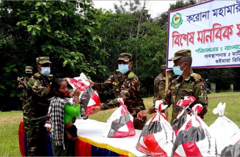 কর্মহীন মানুষের পাশে সেনাবাহিনী