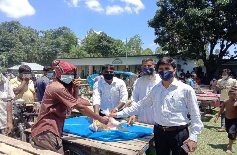 সৈয়দপুরে প্রধানমন্ত্রীর খাদ্য সহায়তা বিতরণ