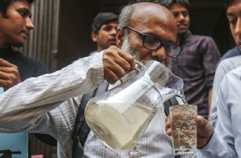 ঢাকা ওয়াসা ভবনের সামনে বিশুদ্ধ পানির দাবিতে নাগরিকদের আন্দোলনের একটি চিত্র। ফাইল ফটো