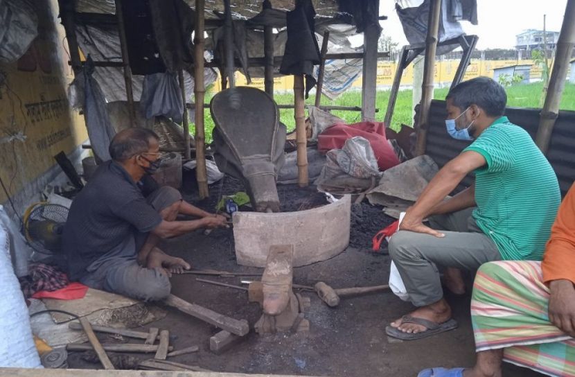 মুন্সীগঞ্জে কামারপাড়ায় নেই টুং টাং 