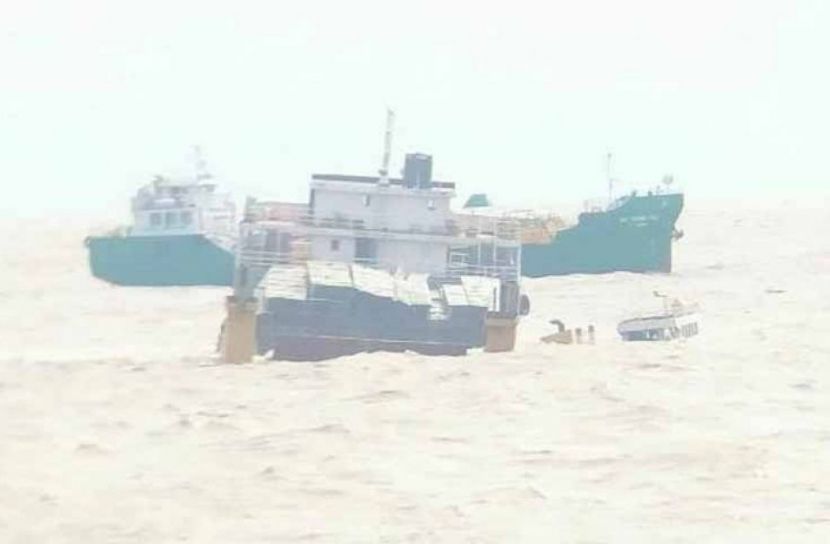 বঙ্গোপসাগরে ডুবলো পদ্মা সেতুর পণ্যবাহী জাহাজ