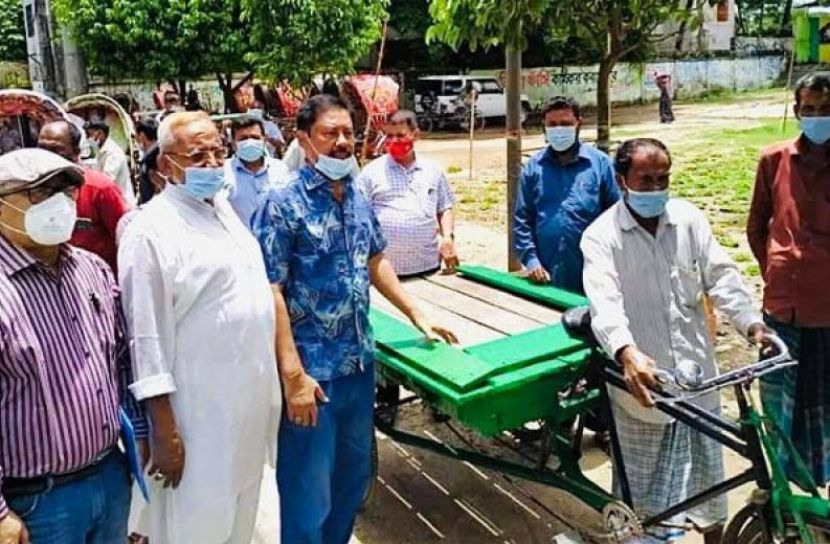ভ্যান- রিকশা বিতরণ করলেন  বীর বাহাদুর উশৈসিং