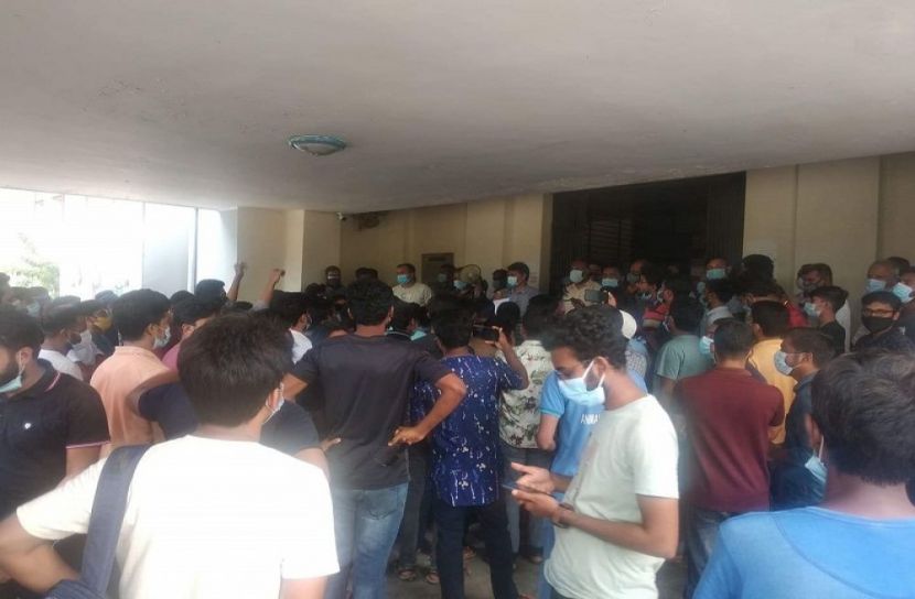 ক্যাম্পাসের বাস বন্ধের সিদ্ধান্ত, রাবির প্রশাসন ভবনে তালা 