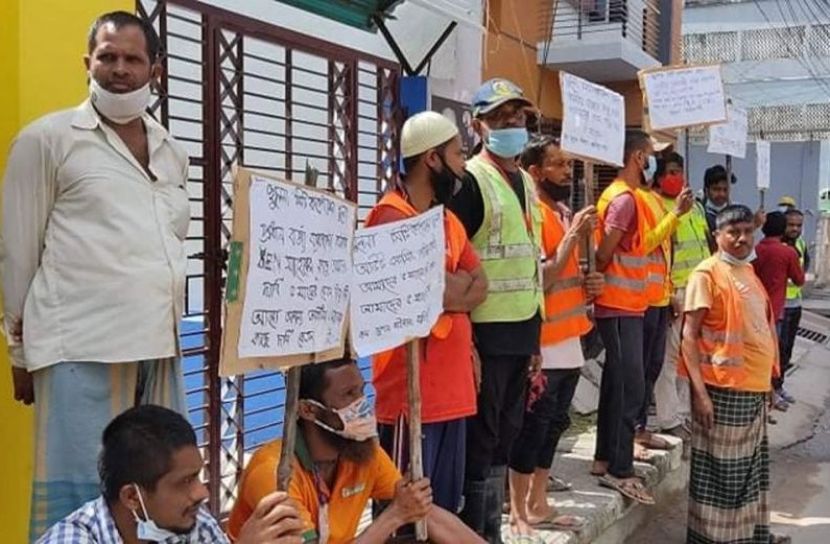 বেতনের দাবিতে পরিচ্ছন্নকর্মীদের বিক্ষোভ