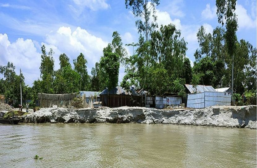 তিস্তার গর্ভে সুন্দরগঞ্জের পাড়াসাদুয়া সড়ক 