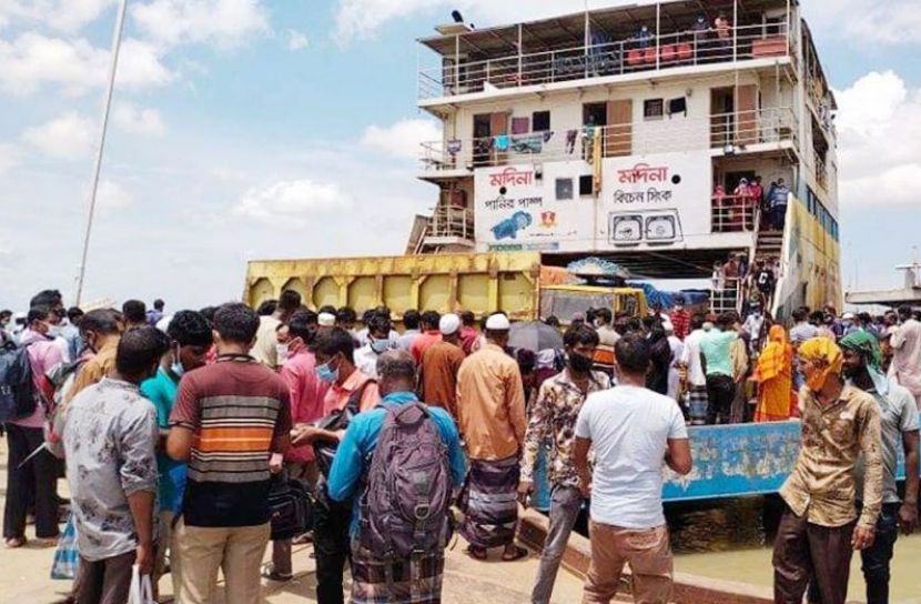 বাংলাবাজার ফেরীঘাটে যাত্রীদের চাপ বেড়েছে