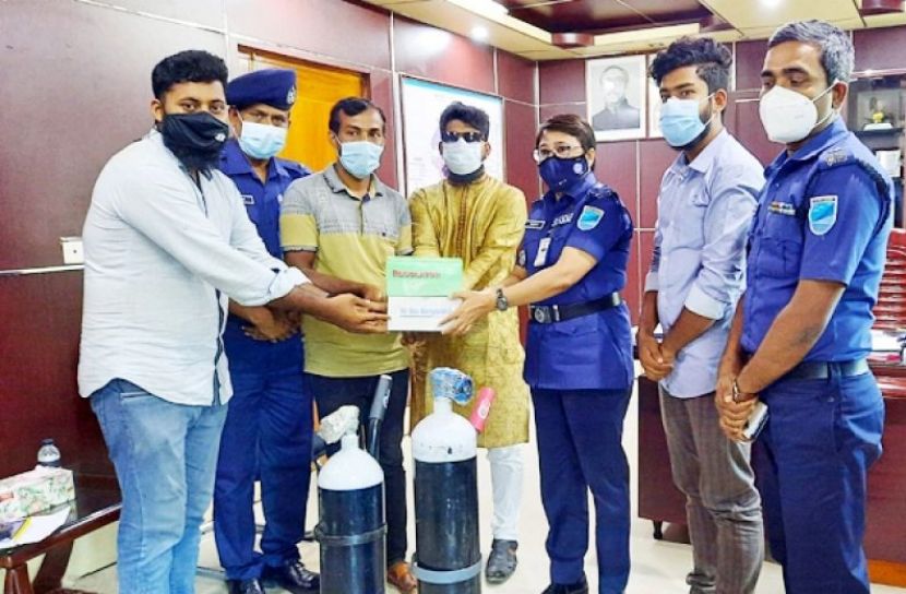 গোপালগঞ্জে অক্সিজেন সিলিন্ডার দিলেন ডিআইজি 