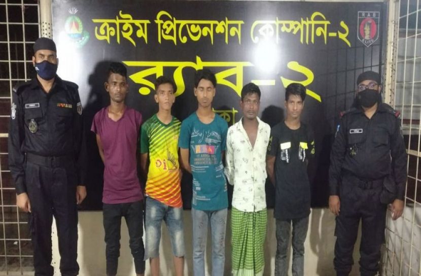 রাজধানীতে মলম পার্টি পাঁচজন আটক