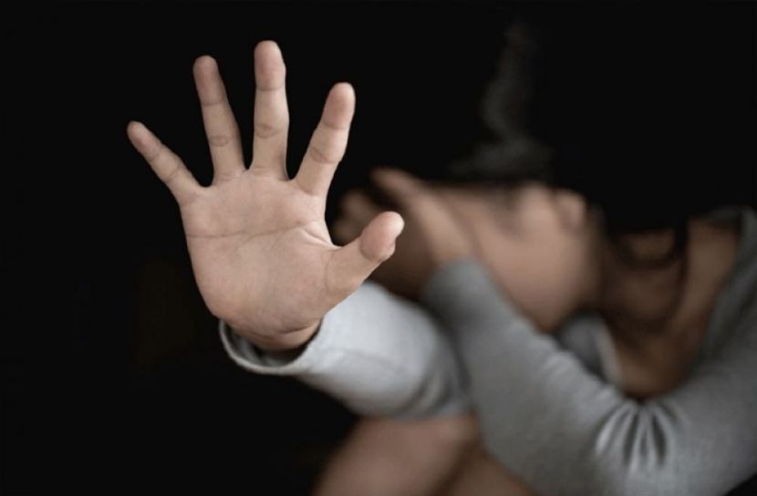 ​স্ত্রীকে নগ্ন করে গ্রাম ঘোরালেন স্বামী