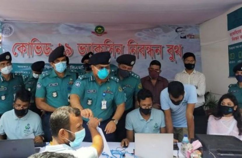 নিরক্ষরদের জন্য সিএমপি’র টিকা নিবন্ধন বুথ