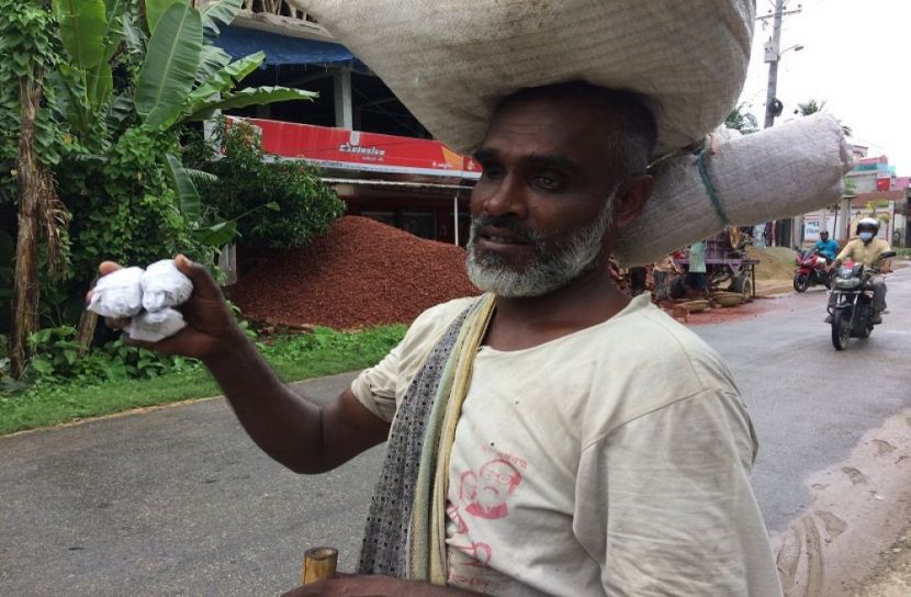 অন্ধ সাদেক আলীর সংসার চলে বাদাম বিক্রিতে