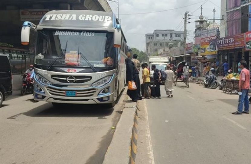 নাড়ির টানে ছুটছে মানুষ
