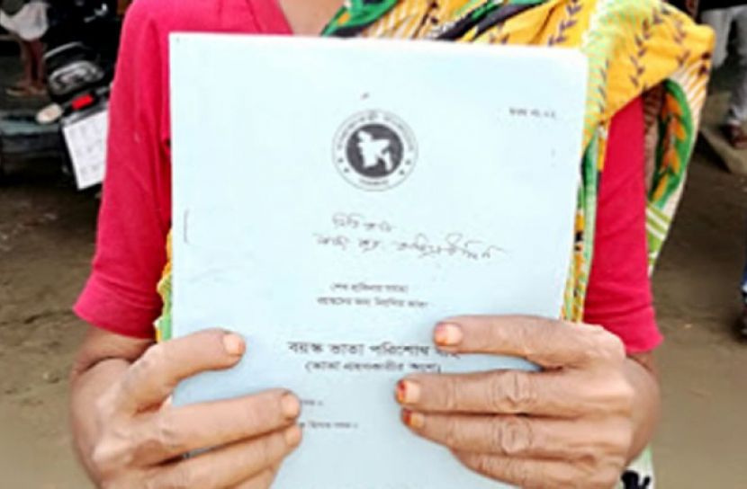 দরজা বন্ধ রেখে ভেতরে কাজ চলছে