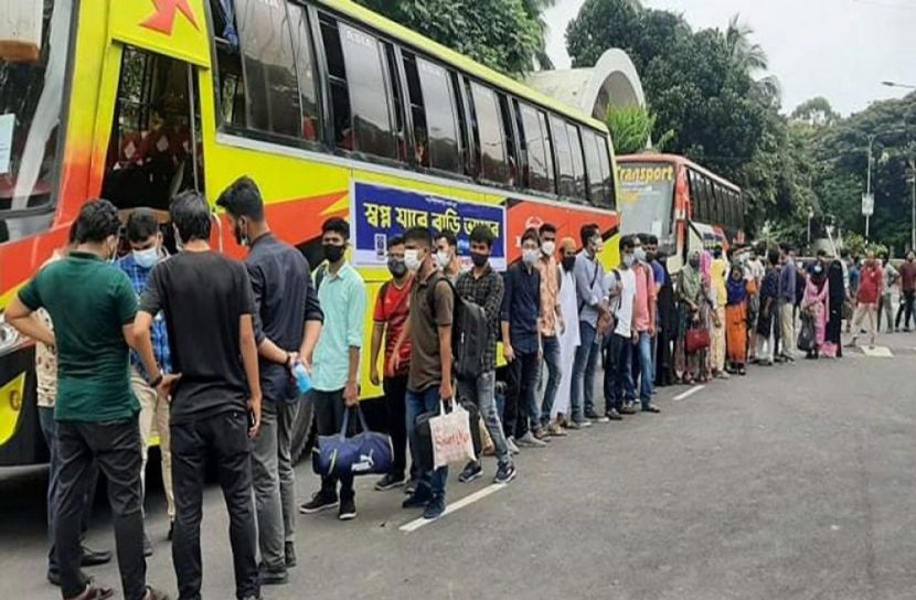 নিজস্ব ব্যবস্থায় বাড়ি ফিরছে ঢাবি শিক্ষার্থীরা