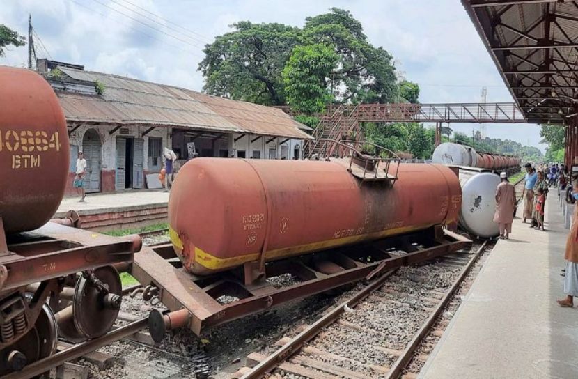 যশোরে মালবাহী-তেলবাহী ট্রেনের সংঘর্ষ