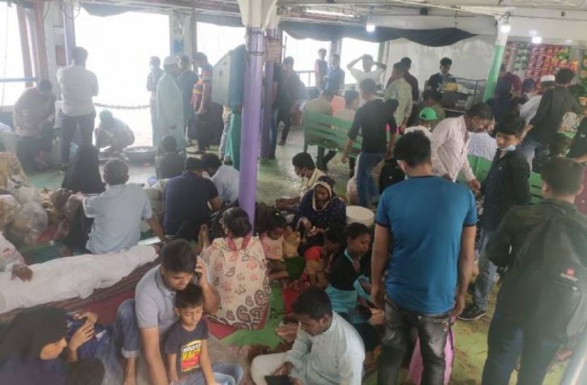 নদীবন্দরে লঞ্চগামী যাত্রীদের উপচে পড়া ভিড়