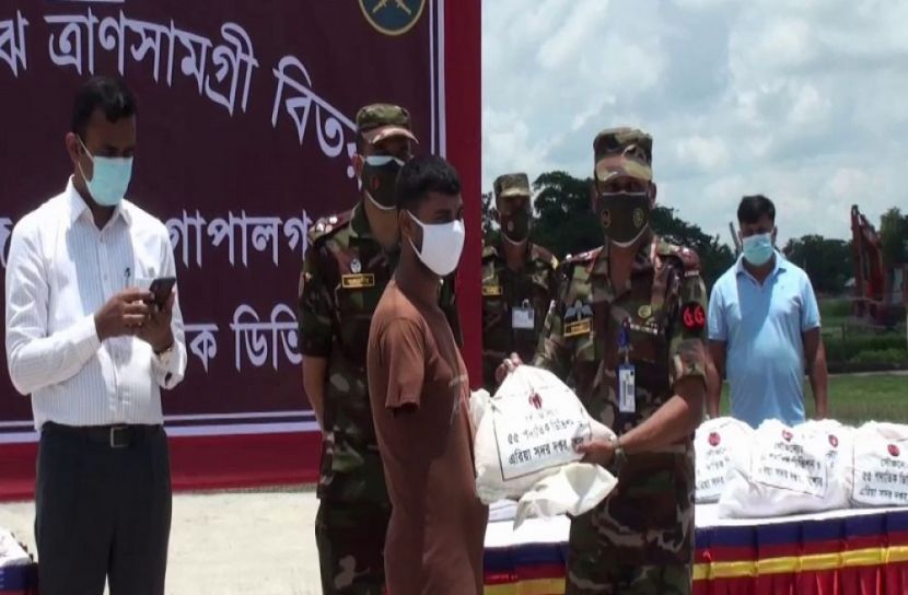টুঙ্গিপাড়ায় সেনাবাহিনীর ত্রাণ বিতরণ