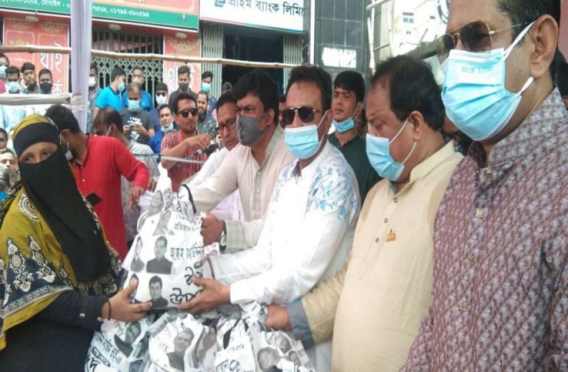 আ ফ ম বাহাউদ্দীন নাছিমের ত্রাণ বিতরণ