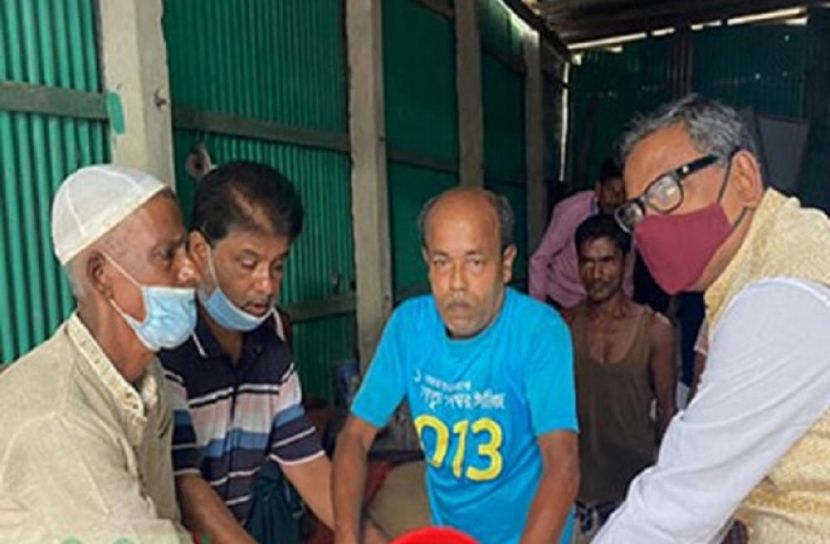 ঘুষি মারা বৃদ্ধকে চাল দিলেন কাদের মির্জা