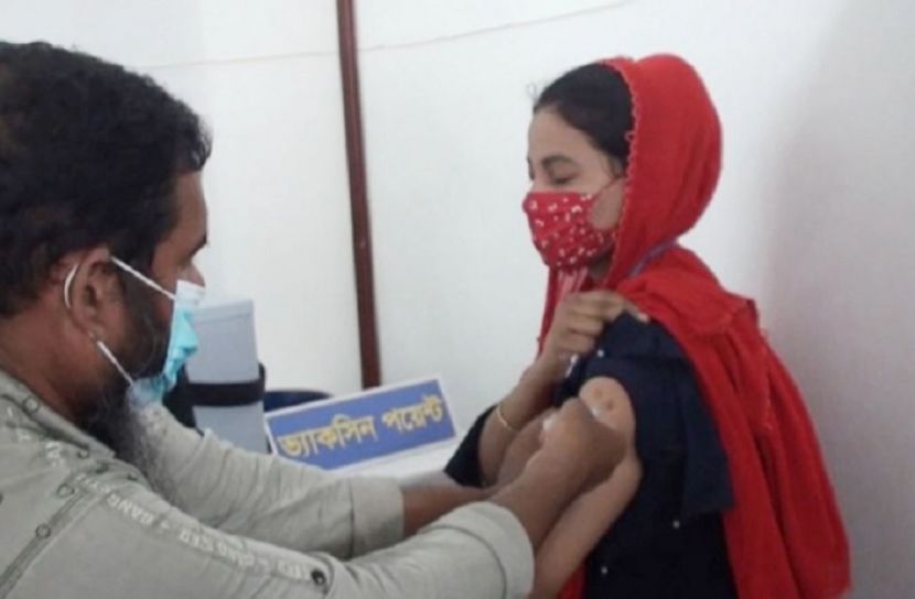টিকা নিলেন ১৩৭৩০ পোশাক শ্রমিক