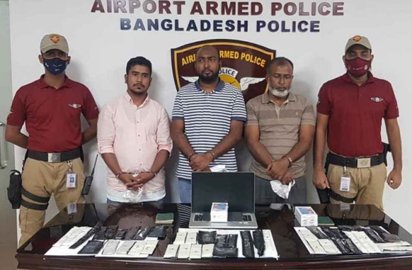 বিমানবন্দরে তরল স্বর্ণসহ ৩ যাত্রী আটক