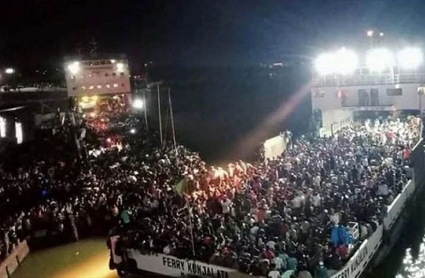 রাতেও শিমুলিয়াঘাটে যাত্রীর চাপ